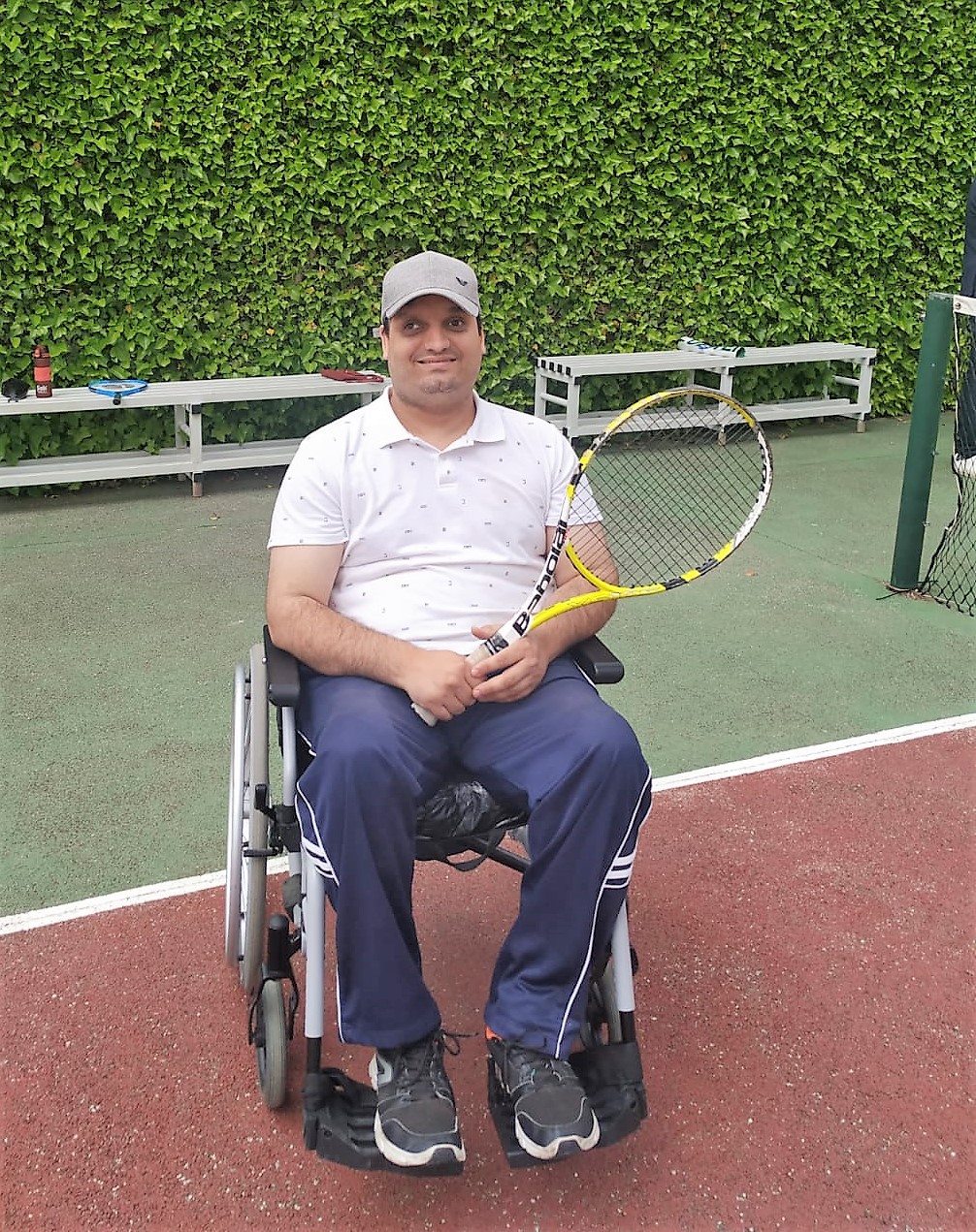 Ibrahim de ASPACE Huesca alumno de las clases de tenis